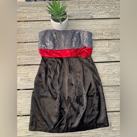 Windsor Strapless Black and Gray Cocktail Dress with Red Accent, Sz 9 - Picture 1 of 4